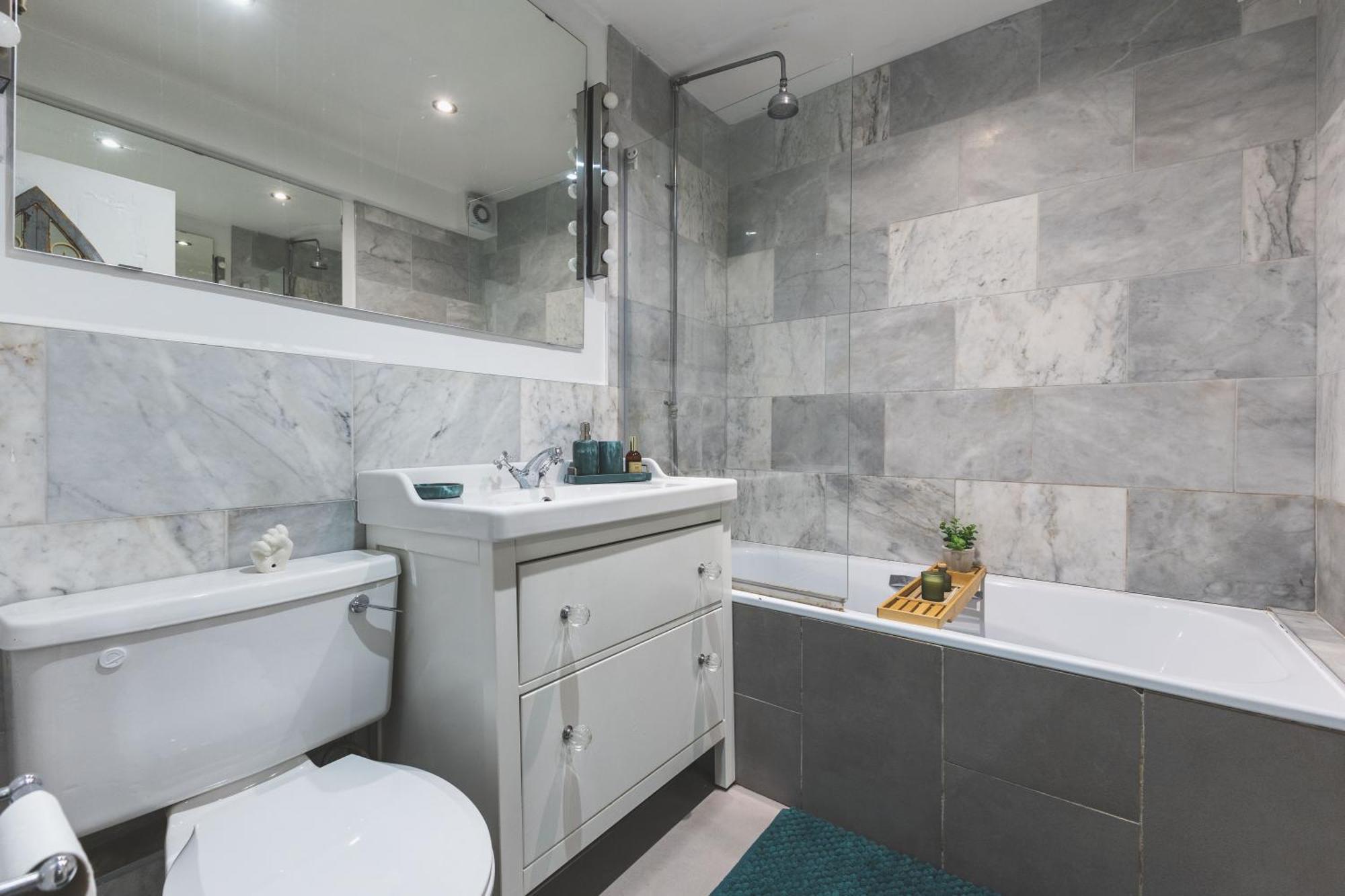 Sleeps 6! Kensington Garden Flat, 4 Mins To Station! London
