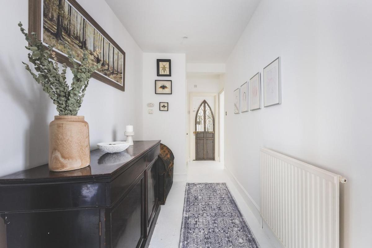 Sleeps 6! Kensington Garden Flat, 4 Mins To Station! London