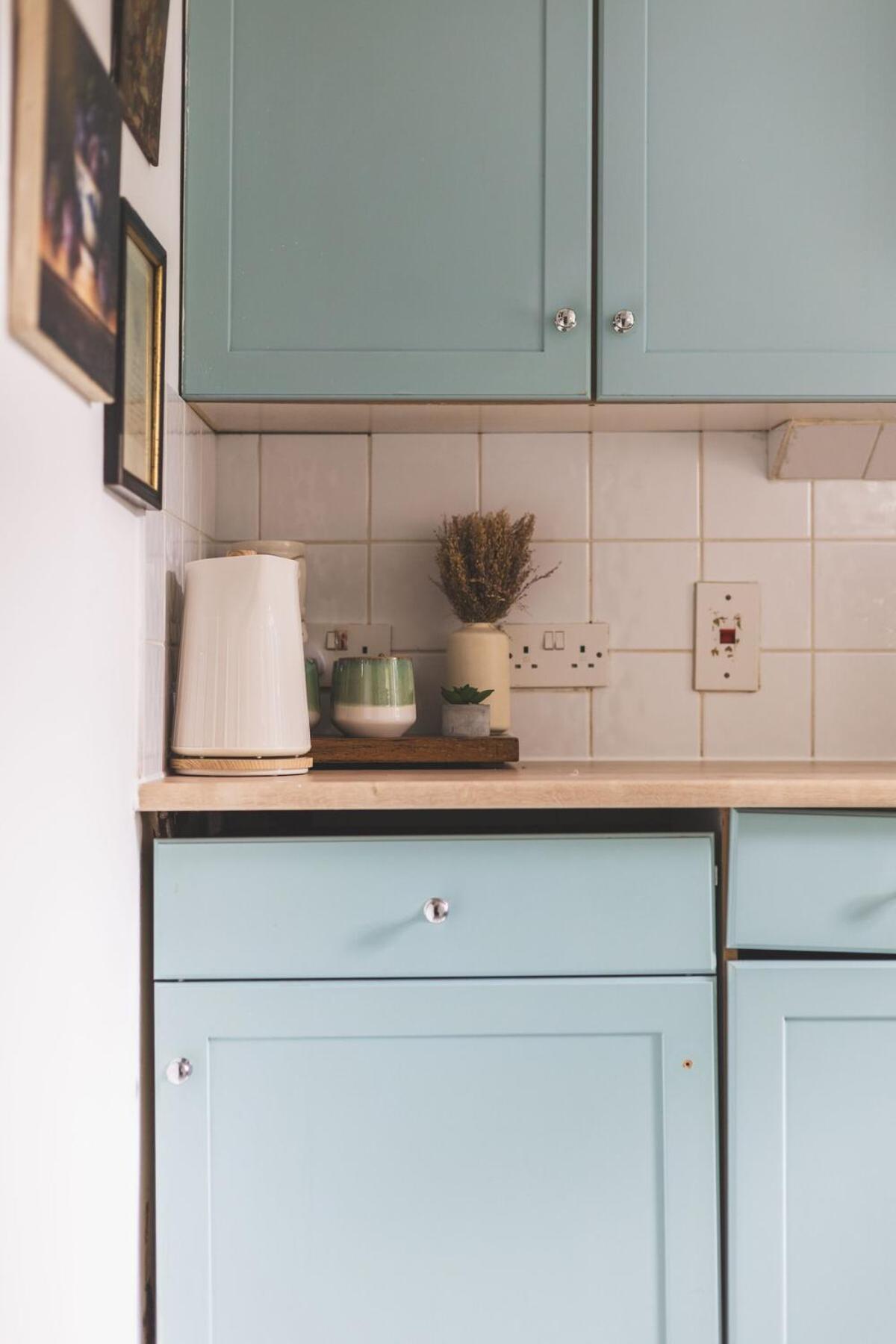 Sleeps 6! Kensington Garden Flat, 4 Mins To Station! *