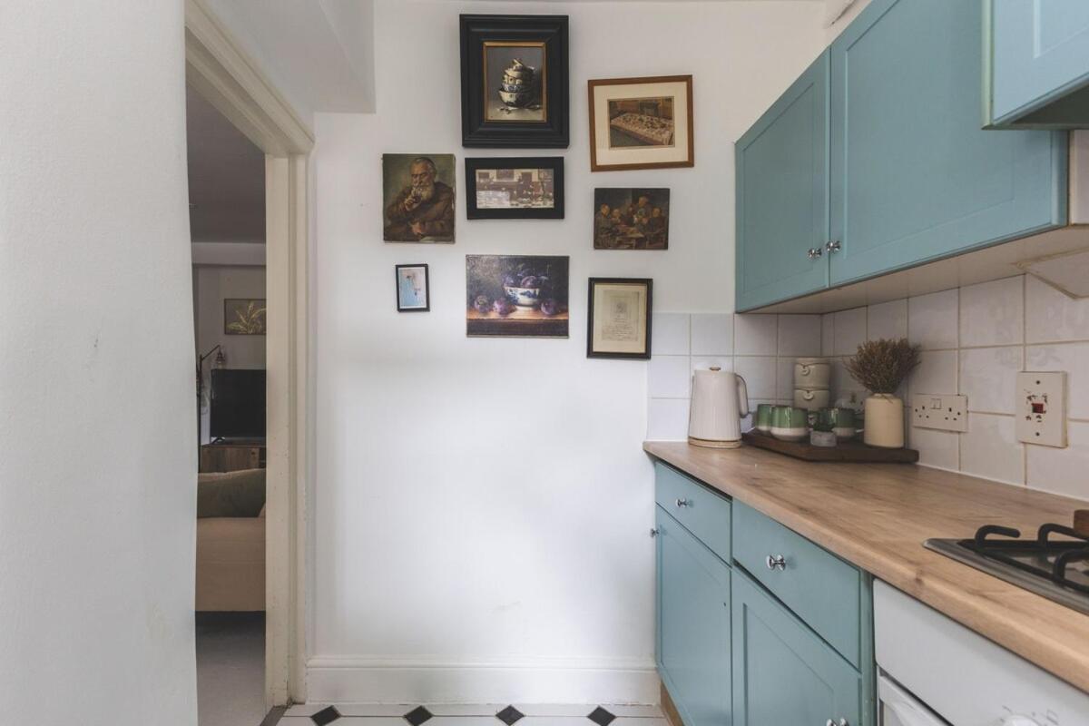 Sleeps 6! Kensington Garden Flat, 4 Mins To Station!
